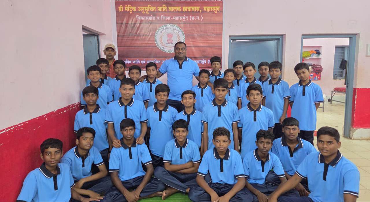 प्री-मैट्रिक अनुसूचित जाति बालक छात्रावास मेंविद्यार्थियों को लोअर, टी-शर्ट एवं दैनिक उपयोग की सामग्री वितरित 1 IMG 20260806 191143 1