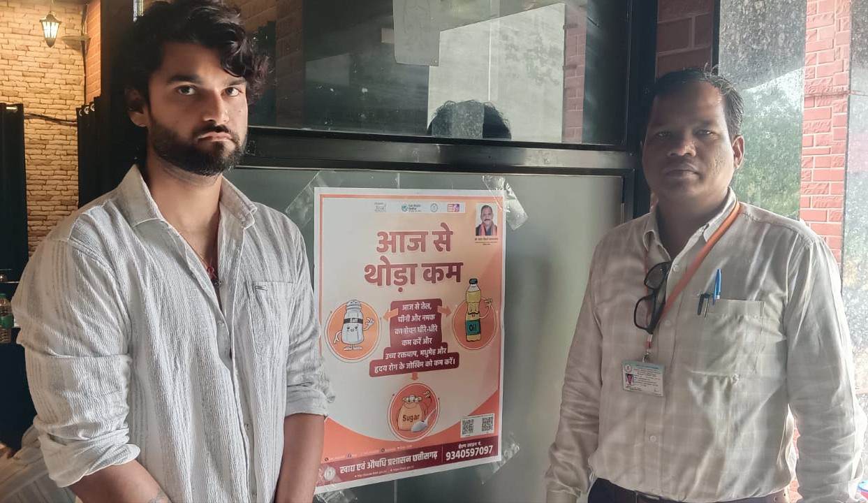 खाद्य सुरक्षा विभाग द्वारा पिथौरा एवं बागबाहरा में किया औचक निरीक्षण, खाद्य पदार्थों की गुणवत्ता एवं स्वच्छता को लेकर आवश्यक सावधानियां बरतने के दिए निर्देश 2 IMG 20260807 171251