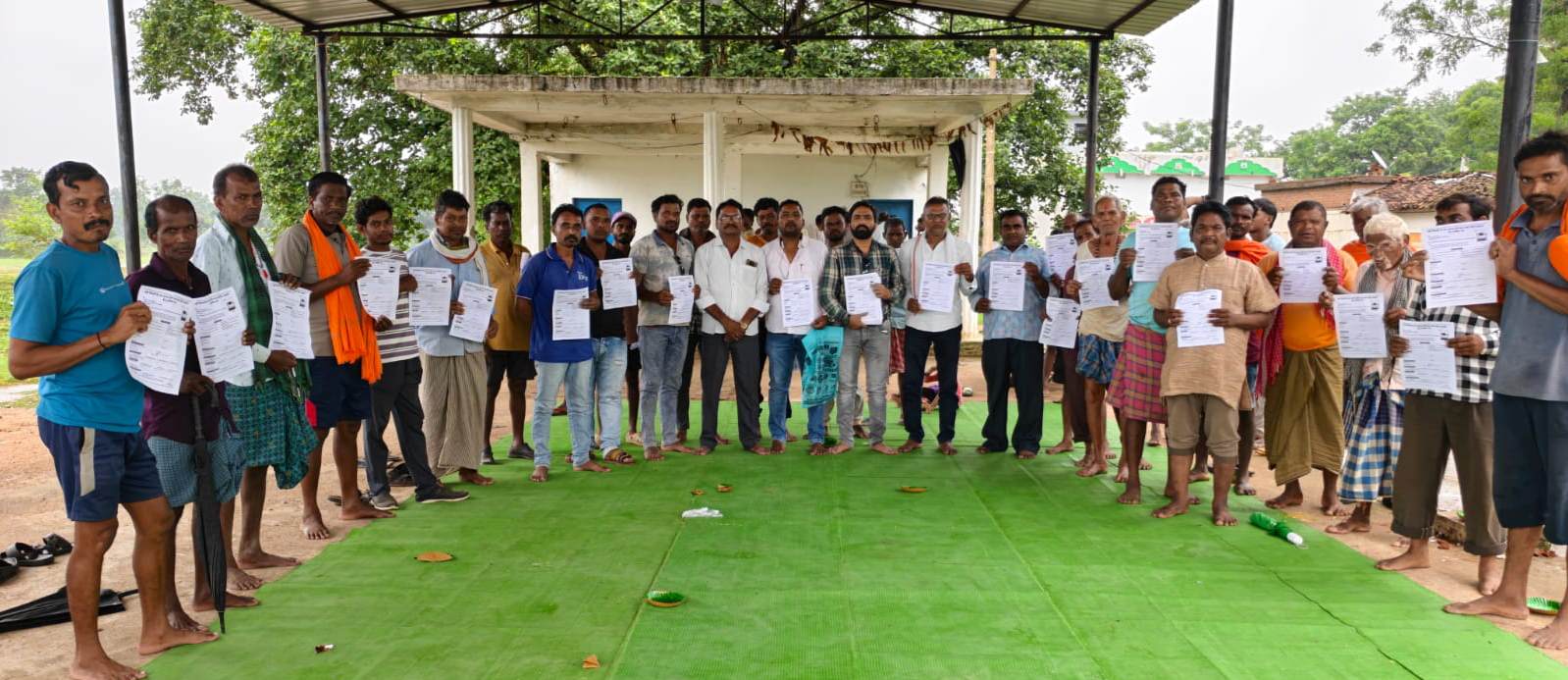 बढ़े बिजली के दाम वापस लेने एवं स्मार्ट मीटर बदलने की मांग को लेकर अनवरपुर में ग्रामीणों ने सौंपा आवेदन 2 IMG 20260808 165444