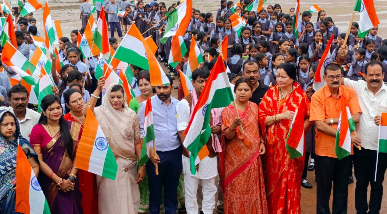 तिरंगा यात्रा को सांसद एवं विधायक ने हरी झंडी दिखाकर किया रवाना, हर घर तिरंगा के साथ तिरंगा यात्रा में जनप्रतिनिधियों ने की भागीदारी 2 IMG 20260808 210801