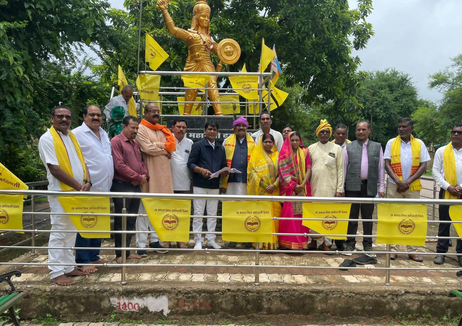 विश्व आदिवासी दिवस पर विधायक योगेश्वर राजू सिन्हा ने वीरांगना रानी दुर्गावती को किया श्रद्धापूर्वक नमन 2 IMG 20260809 191213