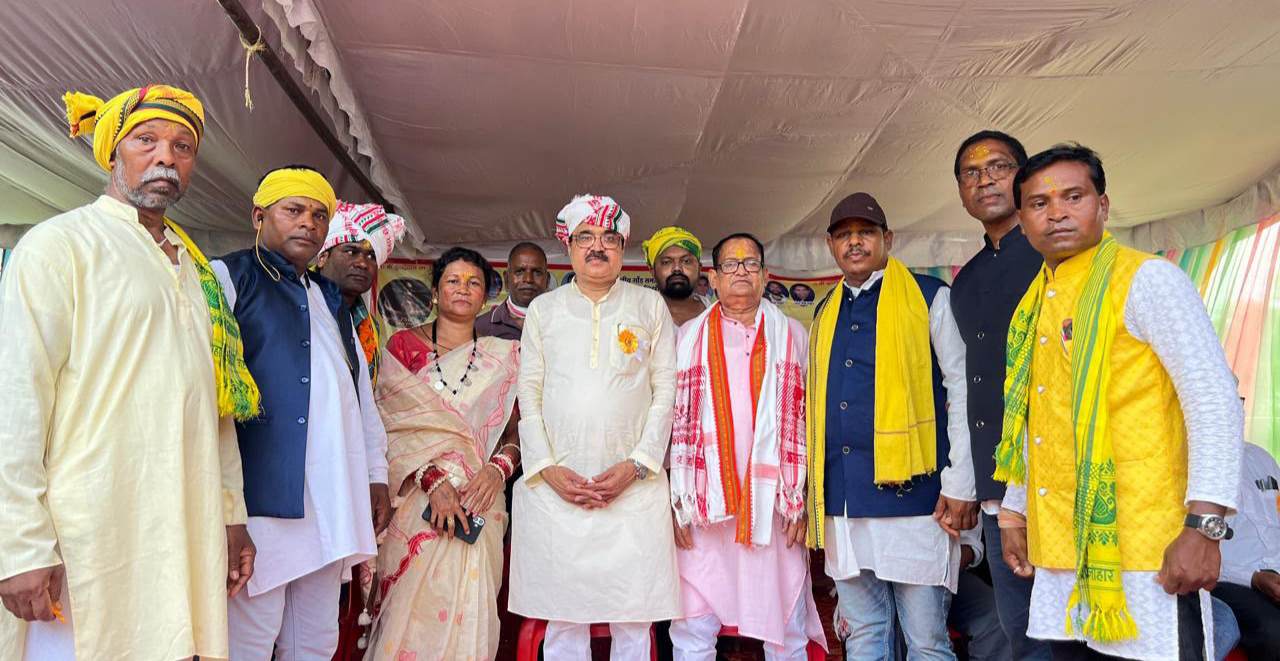सिमगांव और कोमाखान में धूमधाम से मनाया गया विश्व आदिवासी दिवस, विधायक द्वारिकाधीश यादव बोले- एकजुटता से ही मजबूत होगा समाज 4 IMG 20260810 140943