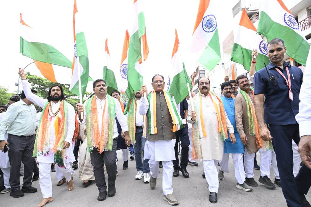 तिरंगे के रंग में रंगा रायपुर, राष्ट्रध्वज के तले एकजुट हुआ जनसैलाब, मुख्यमंत्री विष्णु देव साय ने हाथ में तिरंगा थामकर किया भव्य तिरंगा यात्रा का नेतृत्व, मुख्यमंत्री ने कहा - 140 करोड़ भारतीयों को एक सूत्र में बांधता है तिरंगा 2 IMG 20260810 180054
