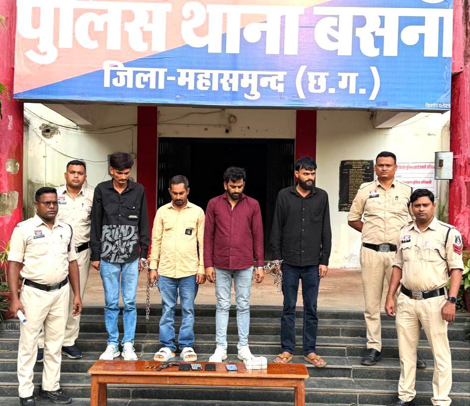 ओडिशा से गांजा खरीदने आए थे एमपी और यूपी के 4 बदमाश, महासमुंद के बसना पुलिस ने नाकेबंदी के दौरान देशी कट्टे और जिंदा कारतूस के साथ दबोचा 2 IMG 20260810 205801