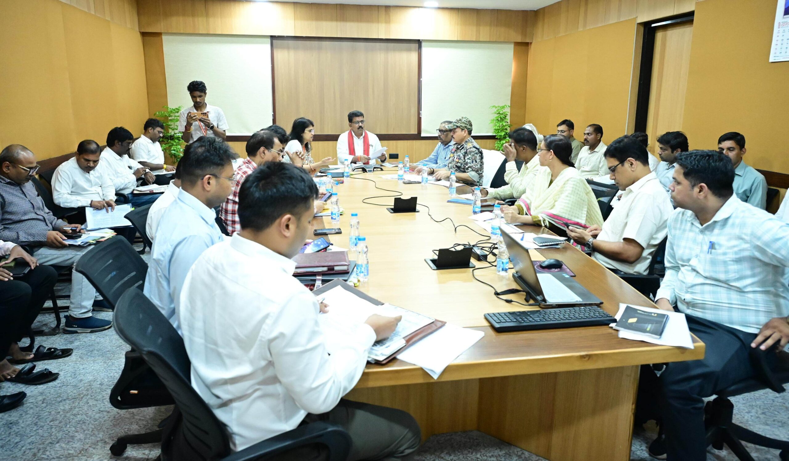 उप मुख्यमंत्री विजय शर्मा ने पुनर्वास एवं नक्सल प्रभावित परिवारों के लिए संचालित योजनाओं की समीक्षा की, 109 शहीद स्मारकों का होगा निर्माण, क्यूआर कोड से मिलेगी शहीदों और घटनाओं की पूरी जानकारी 2 IMG 20260812 142008 scaled