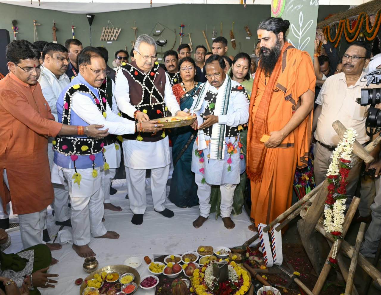 सीएम हाउस में धूमधाम से मनाया गया हरेली का पर्व, मुख्यमंत्री विष्णु देव साय ने कृषि औजारों और गौवंश की पूजा कर की प्रदेश की सुख-समृद्धि, अच्छी वर्षा और भरपूर फसल की कामना, हरेली प्रकृति के प्रति कृतज्ञता, पशुधन के सम्मान और खेती-किसानी के गौरव का पर्व - मुख्यमंत्री 2 IMG 20260812 163229