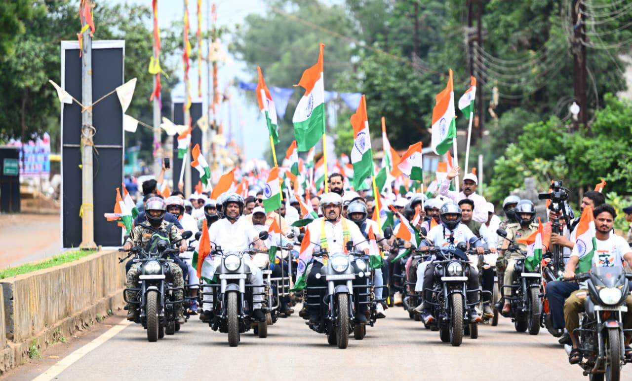 नारायणपुर से शुरू हुई बस्तर तिरंगा यात्रा,उपमुख्यमंत्री विजय शर्मा और वन मंत्री केदार कश्यप ने बाइक चलाकर किया नेतृत्व, नक्सल प्रभावित क्षेत्रों में पहुंचेगा तिरंगा 3 IMG 20260812 200750