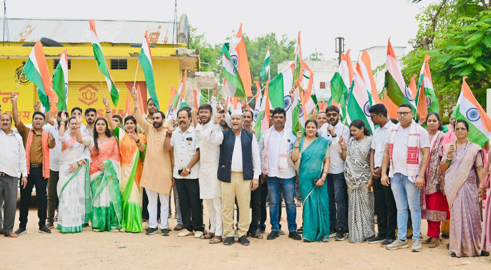 कोमाखान में उमड़ा राष्ट्रभक्ति का महासागर : 1 किलोमीटर से अधिक लंबी ऐतिहासिक तिरंगा यात्रा ने रचा इतिहास, हजारों की संख्या में शामिल हुए 2 IMG 20260813 171004