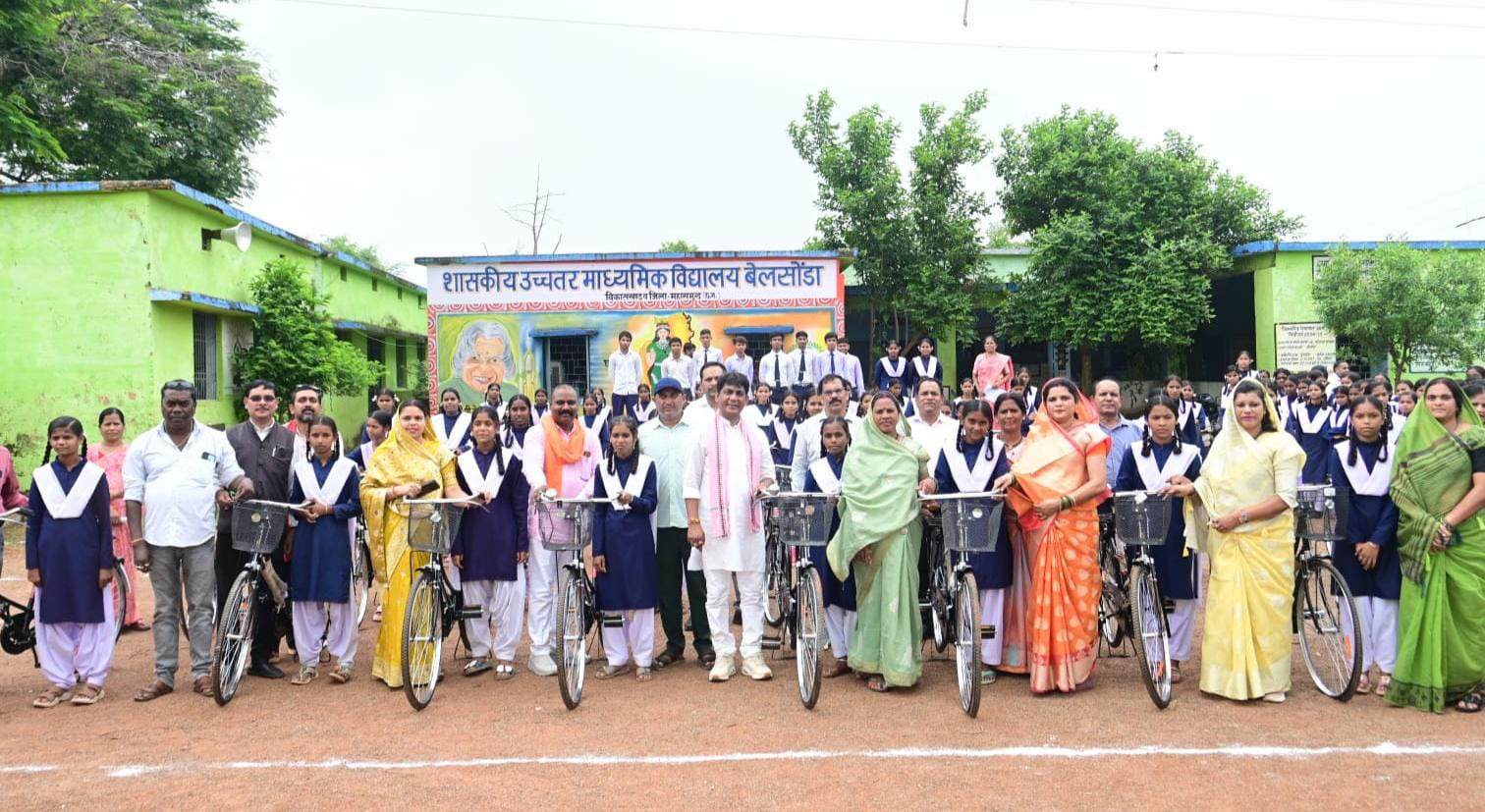 विधायक योगेश्वर राजू सिन्हा ने किया सरस्वती साइकिल योजना के तहत छात्राओं को निःशुल्क साइकिल वितरण 4 IMG 20260813 195647