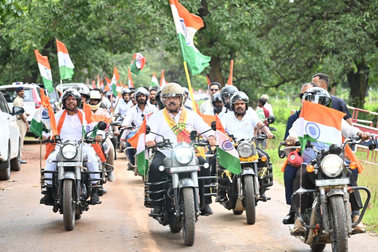 तिरंगा यात्रा के दूसरे दिवस माँ दंतेश्वरी की पूजा-अर्चना कर उप मुख्यमंत्री एवं वन मंत्री ने किया यात्रा का शुभारंभ,उप मुख्यमंत्री विजय शर्मा ने कहा—बस्तर की जनता, समाज प्रमुखों, जनप्रतिनिधियों और पत्रकारों के सहयोग से नक्सलवाद का हुआ खात्मा 1 IMG 20260813 213602