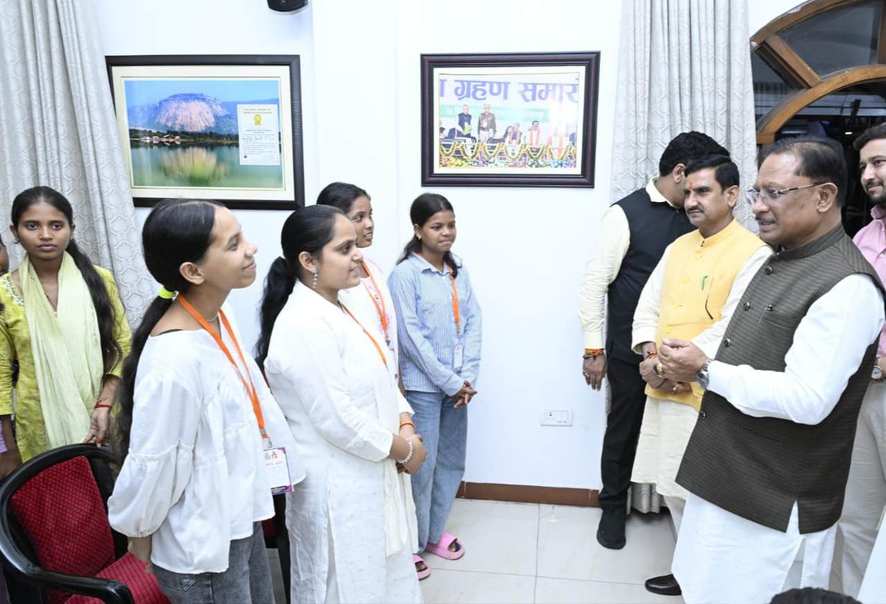 मुख्यमंत्री विष्णुदेव साय से सरगुजा के ग्रामीण अंचलों से शैक्षणिक भ्रमण पर आए मेधावी विद्यार्थियों ने की सौजन्य मुलाकात 1 IMG 20260814 044534