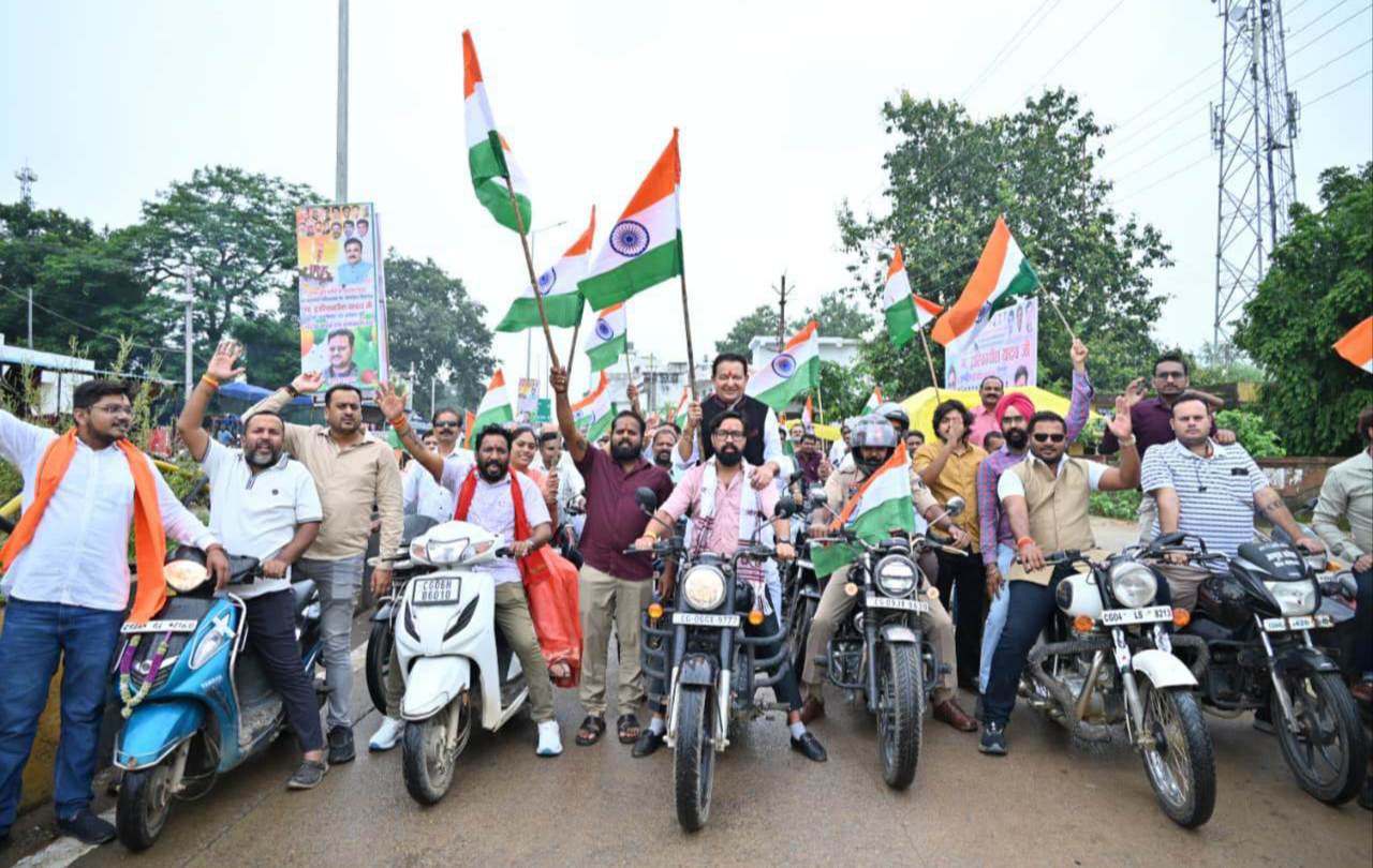 पिथौरा में विधायक डॉ. संपत अग्रवाल के नेतृत्व में विशाल तिरंगा यात्रा, विधायक डॉ संपत अग्रवाल ने कहा-हर दिल में देशप्रेम का जज्बा जलाती है यह यात्रा 1 IMG 20260814 145403