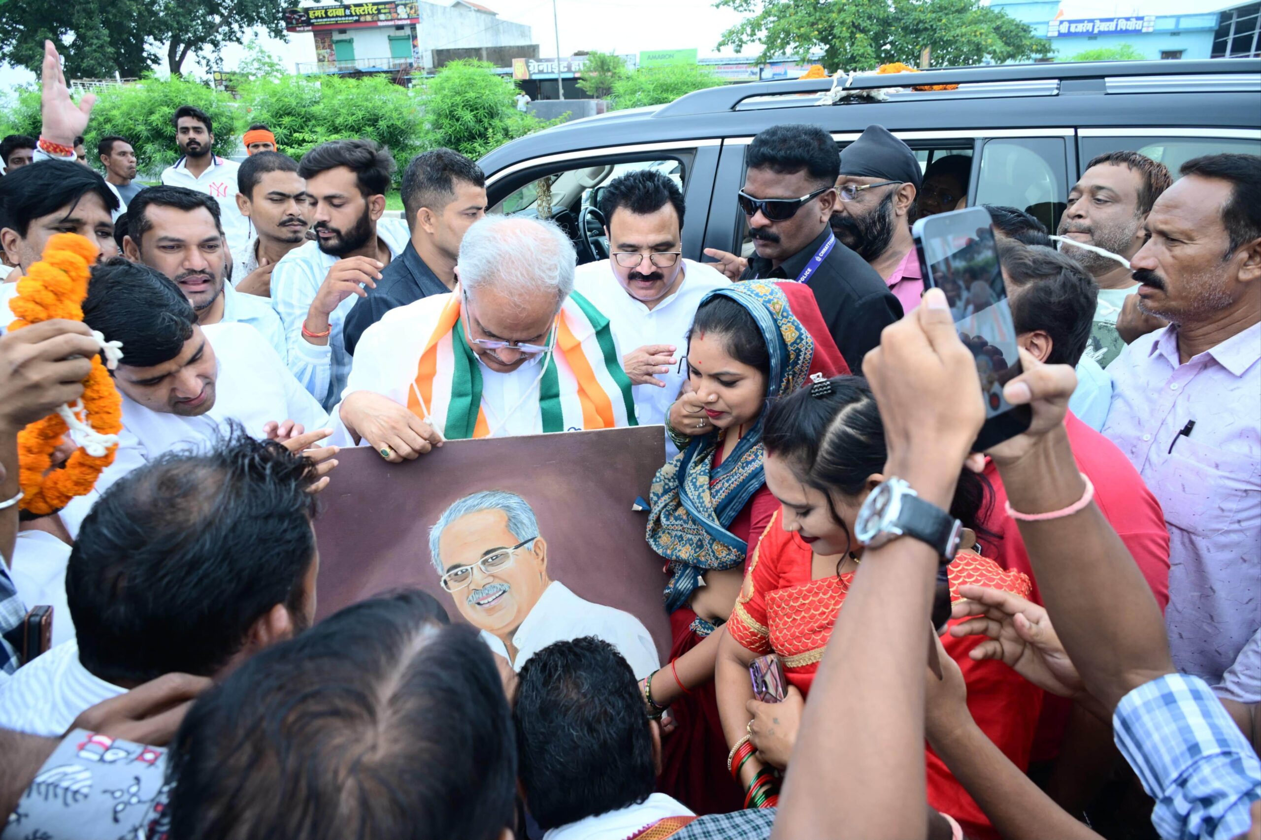 पूर्व मुख्यमंत्री भूपेश बघेल का पिथौरा के पास आत्मीय स्वागत, खल्लारी विधायक एवं जिला कांग्रेस अध्यक्ष द्वारिकाधीश यादव की अगुवाई में जुटे कांग्रेसजन 1 IMG 20260814 192124 scaled