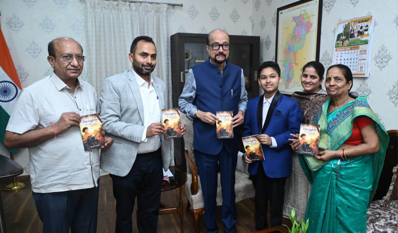 राज्यपाल रमेन डेका ने 12 वर्षीय छात्र मास्टर दिव्यांश की पुस्तक ‘थॉट्स अबाउट गॉड‘ का किया विमोचन 1 IMG 20260814 202801