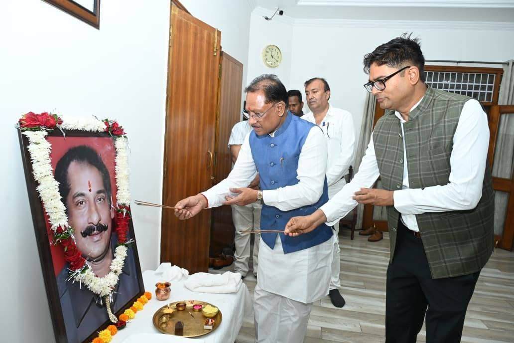 स्व. दिलीप सिंह जूदेव की पुण्यतिथि पर वित्त मंत्री ओपी चौधरी ने किया श्रद्धापूर्वक नमन 5 IMG 20260814 211253 1