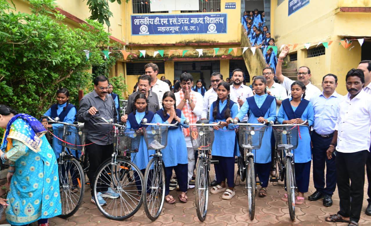डीएमएस हायर सेकेंडरी स्कूल के छात्राओं को विधायक योगेश्वर राजू सिन्हा ने साइकिल वितरण कर उज्ज्वल भविष्य के लिए शुभकामनाएं 6 IMG 20260814 220742