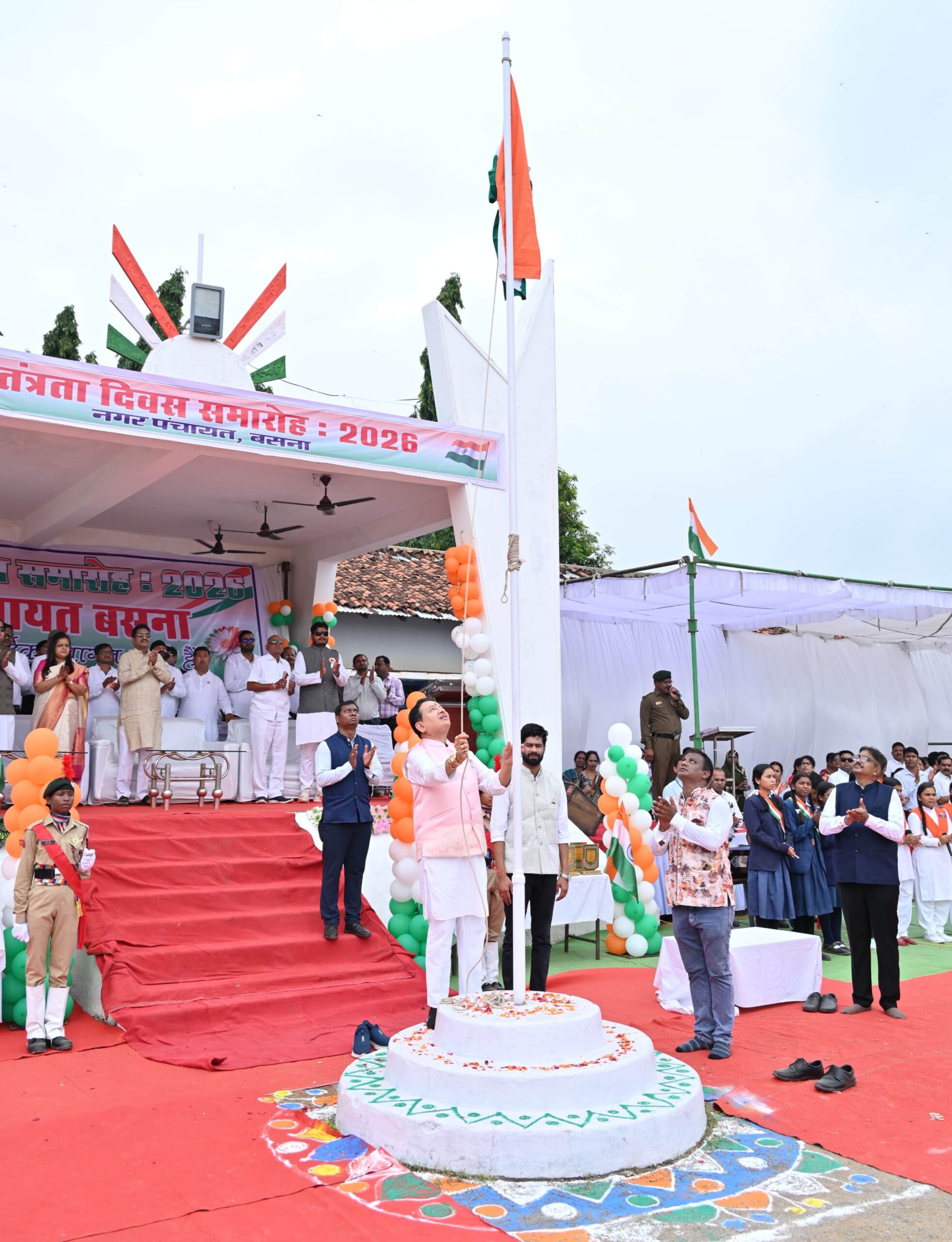 बसना में 80वां स्वतंत्रता दिवस पर विधायक डॉ. संपत अग्रवाल ने फहराया तिरंगा,मुख्यमंत्री का संदेश पढ़कर छात्रों को दिया सफलता का मंत्र 3 IMG 20260815 153202 scaled