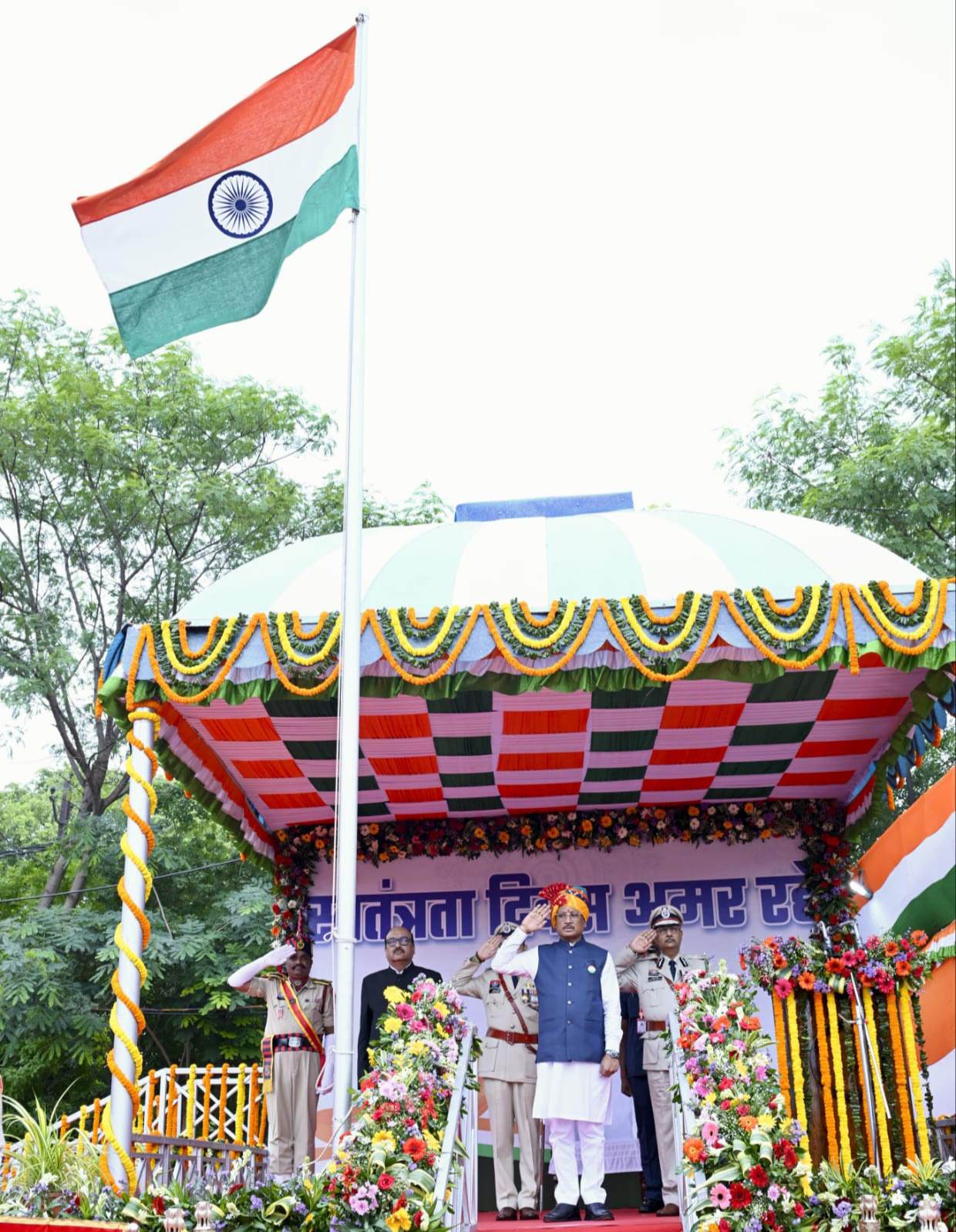 स्वतंत्रता दिवस समारोह : मुख्यमंत्री विष्णुदेव साय ने पुलिस परेड ग्राउंड पर किया ध्वजारोहण, परेड की ली सलामी 3 IMG 20260815 162603