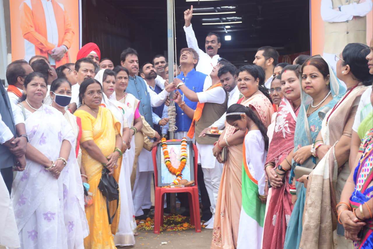 विधायक योगेश्वर राजू सिन्हा ने स्वतंत्रता दिवस पर कार्यालय में किया ध्वजारोहण 1 IMG 20260815 200906