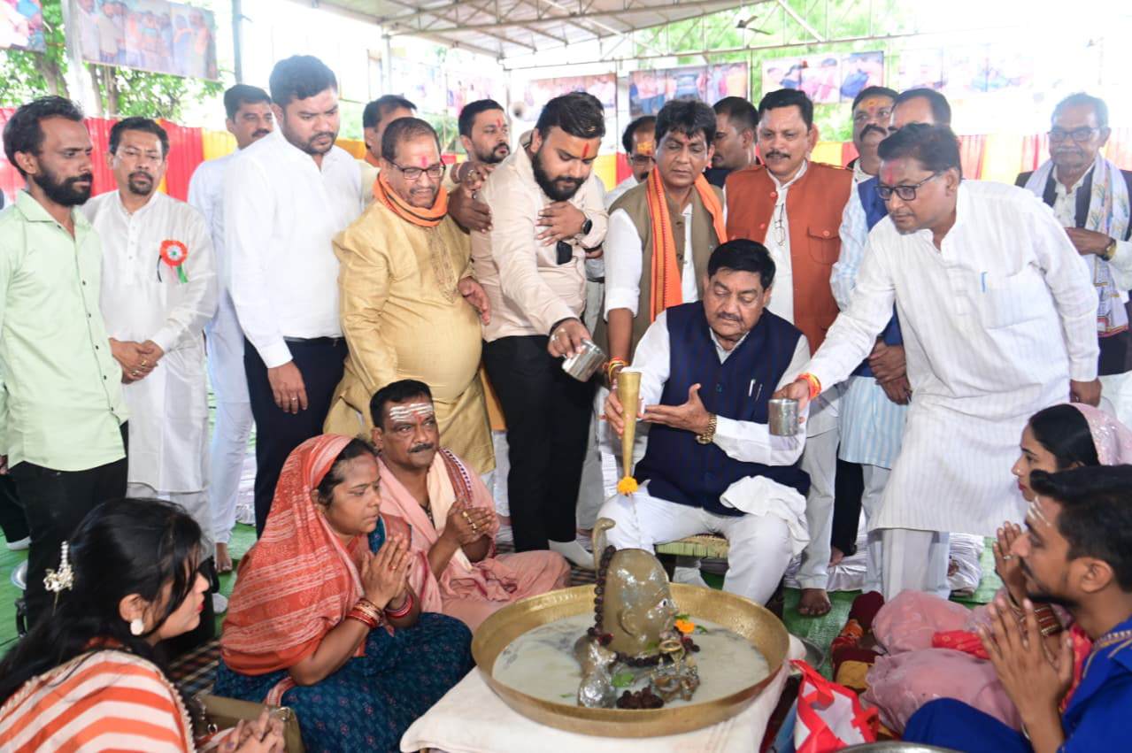 रुद्राभिषेक में शामिल हुए कैबिनेट मंत्री दयालदास बघेल, पूजा अर्चना कर प्रदेशवासियों के सुख, समृद्धि की कामना की 6 IMG 20260815 202100