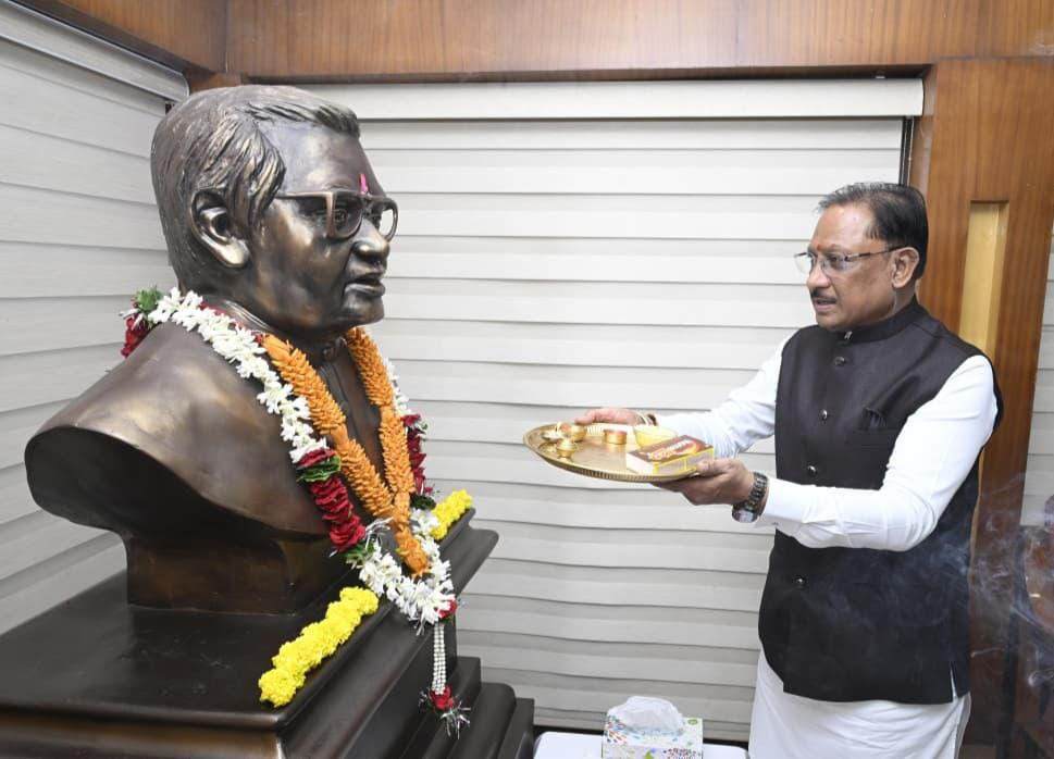 मुख्यमंत्री विष्णु देव साय ने भारत रत्न श्रद्धेय अटल बिहारी वाजपेयी की पुण्यतिथि पर किया नमन 1 IMG 20260816 161942
