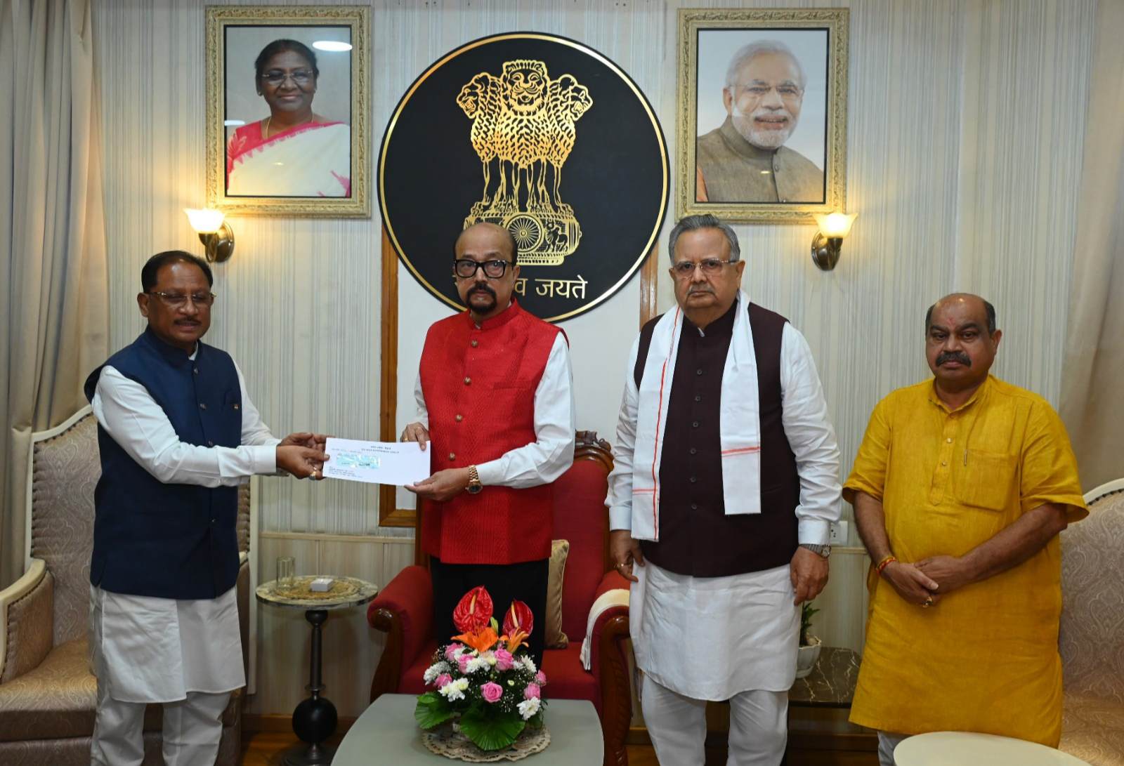 मुख्यमंत्री विष्णु देव साय ने राज्यपाल रमेन डेका से की सौजन्य भेंट, मुख्यमंत्री ने सहायता राशि का चेक राज्यपाल रमेन डेका को सौंपा 1 IMG 20260816 162530