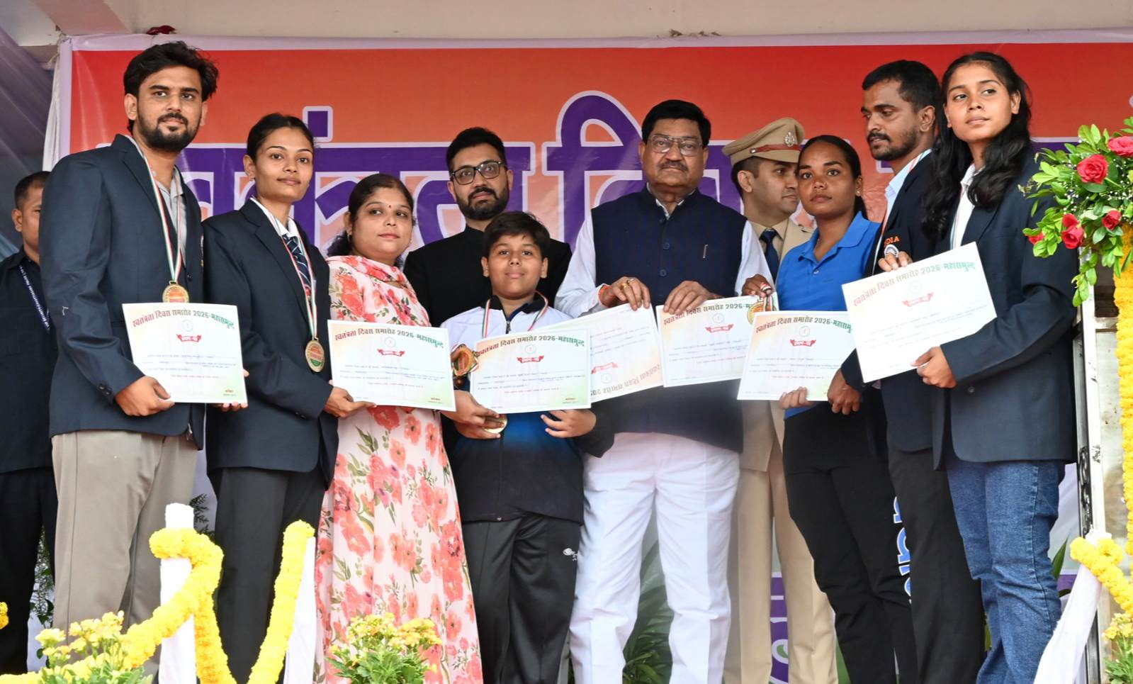 छत्तीसगढ़ शासन द्वारा उत्कृष्ट खिलाड़ी घोषित सोनिया एवं दिव्या तथा युवा रत्न सम्मान से पुरस्कृत मृणाल विदानी स्वतंत्रता दिवस समारोह में हुए सम्मानित। 3 IMG 20260816 202953