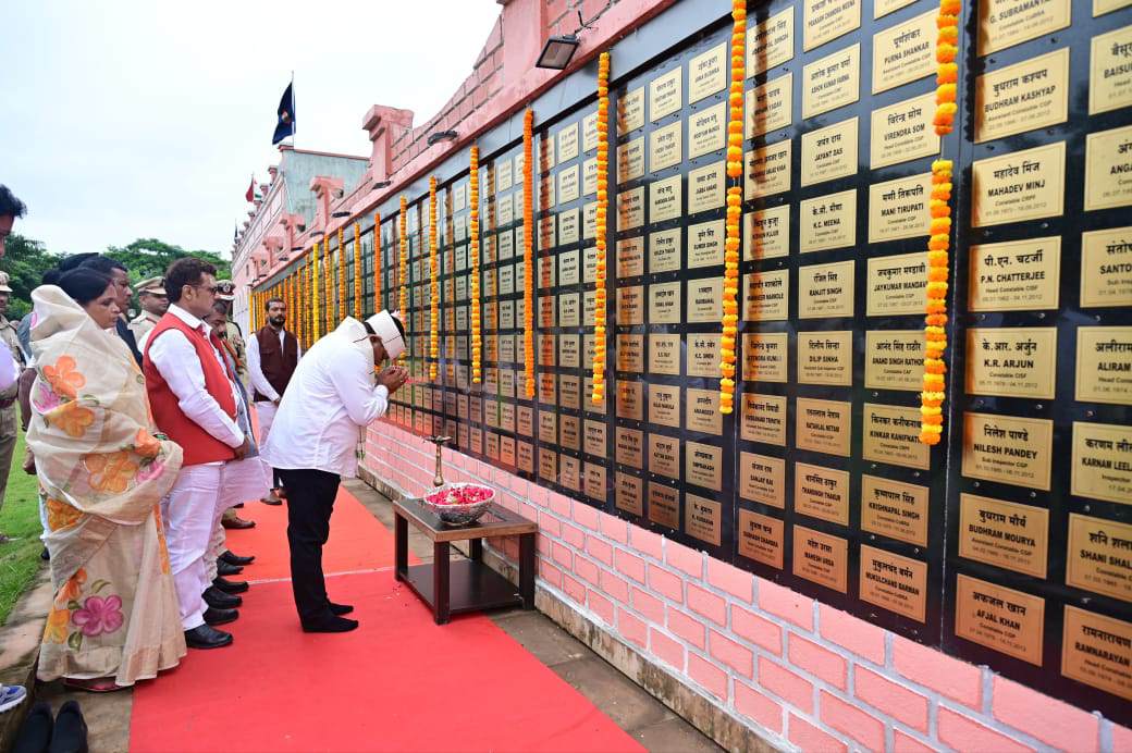 जवानों के शौर्य ने लिखा बस्तर का नया इतिहास- उप मुख्यमंत्री विजय शर्मा, अमर वाटिका में शहीदों को दी श्रद्धांजलि 6 IMG 20260816 205221
