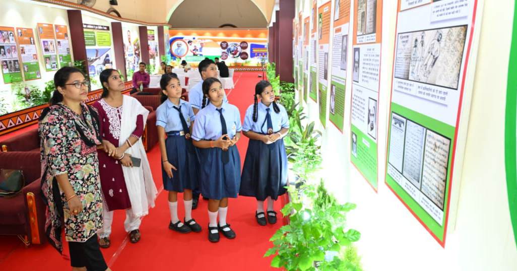 विद्यार्थियों ने देखी स्वतंत्रता संग्राम सेनानियों और ‘वंदे मातरम्’ पर आधारित छायाचित्र प्रदर्शनी, ‘वंदे मातरम्’ की 150 वर्षों की गौरवशाली यात्रा, 21 अगस्त तक आम नागरिकों के लिए खुली रहेगी प्रदर्शनी 2 IMG 20260817 082355