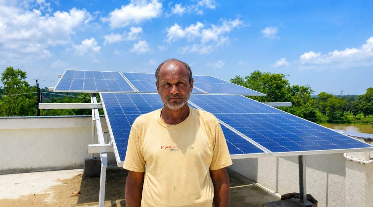 प्रधानमंत्री सूर्यघर योजना से बदल रही तस्वीर : शुभम राठौर का परिवार बना ऊर्जा आत्मनिर्भरता का उदाहरण, 3 किलोवाट सोलर प्लांट से हर महीने बिजली बिल लगभग शून्य 1 IMG 20260818 052450 1