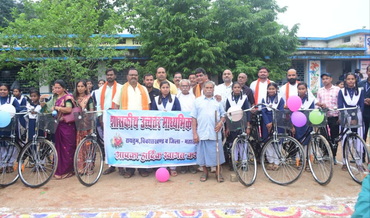 विधायक राजू सिन्हा ने छात्राओं को वितरित की साइकिलें, बेटियों की शिक्षा को मिला रहा संबल 1 IMG 20260820 204648