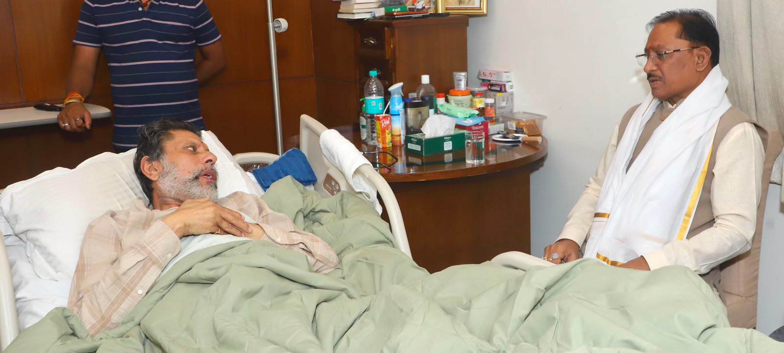 स्वास्थ्य लाभ ले रहे जगदलपुर विधायक किरण सिंह देव से मिले मुख्यमंत्री विष्णुदेव साय 1 IMG 20260821 200501
