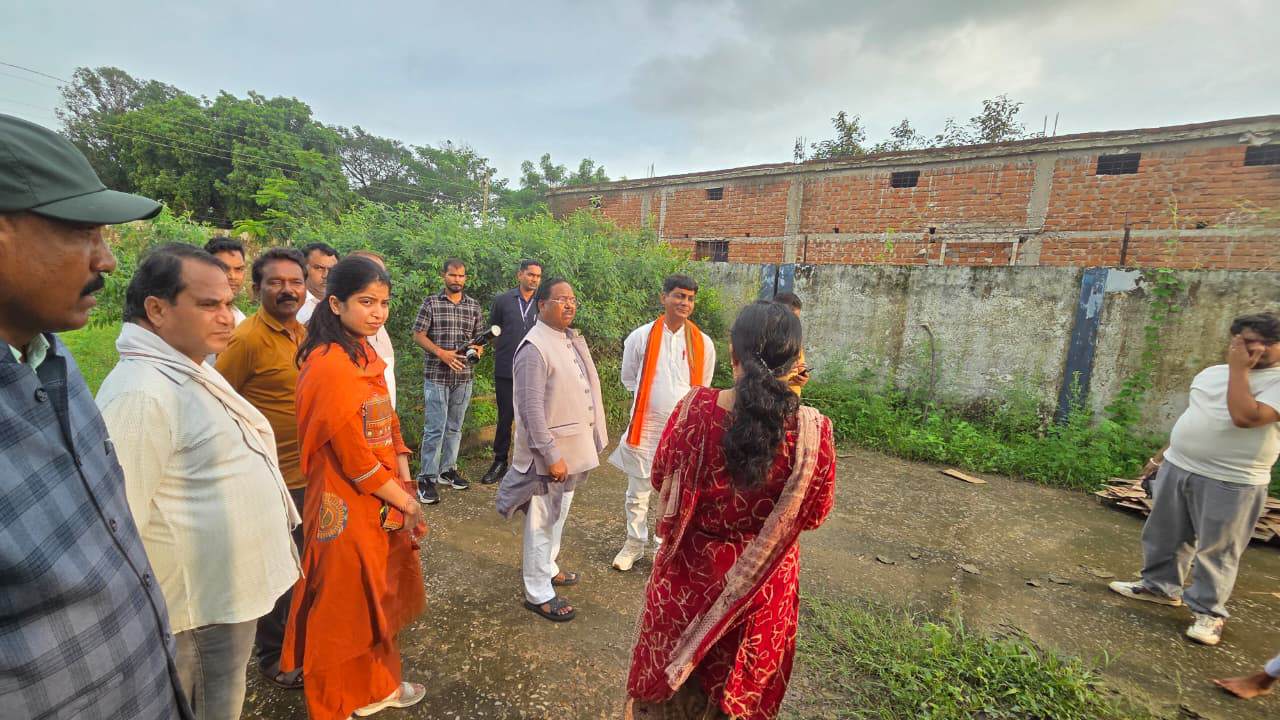 मंत्री रामविचार नेताम ने किया पोस्ट मैट्रिक आदिवासी कन्या छात्रावास का आकस्मिक निरीक्षण, छात्राओं से की आत्मीय चर्चा, स्वास्थ्य, पढ़ाई, करियर और छात्रावास की व्यवस्थाओं की ली जानकारी 1 IMG 20260825 210442