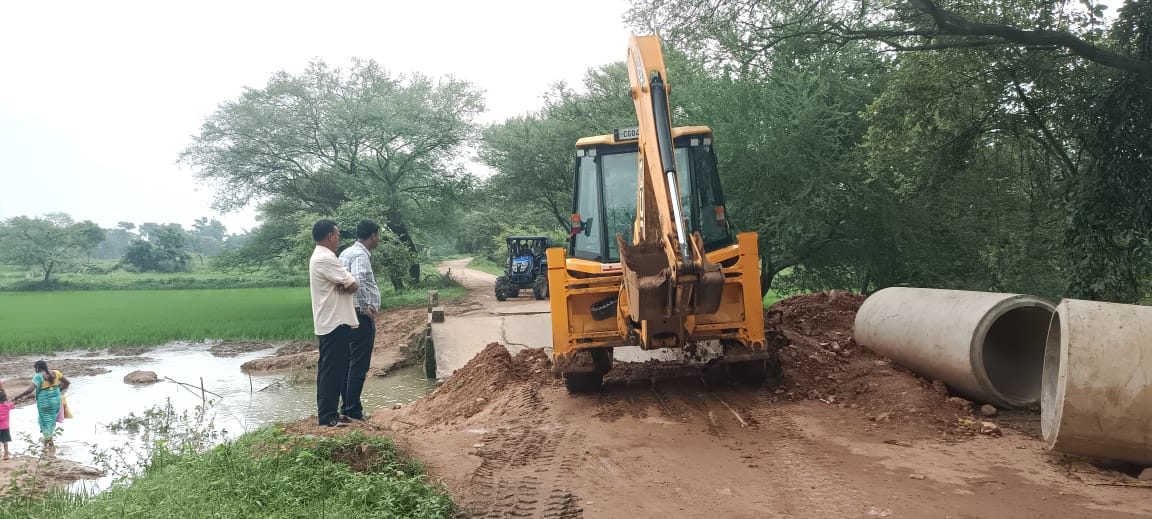 मुख्यमंत्री हेल्पलाइन में शिकायत के बाद ग्राम खेमड़ा बागबाहरा के क्षतिग्रस्त पुलिया की हुई मरम्मत 1 17 2