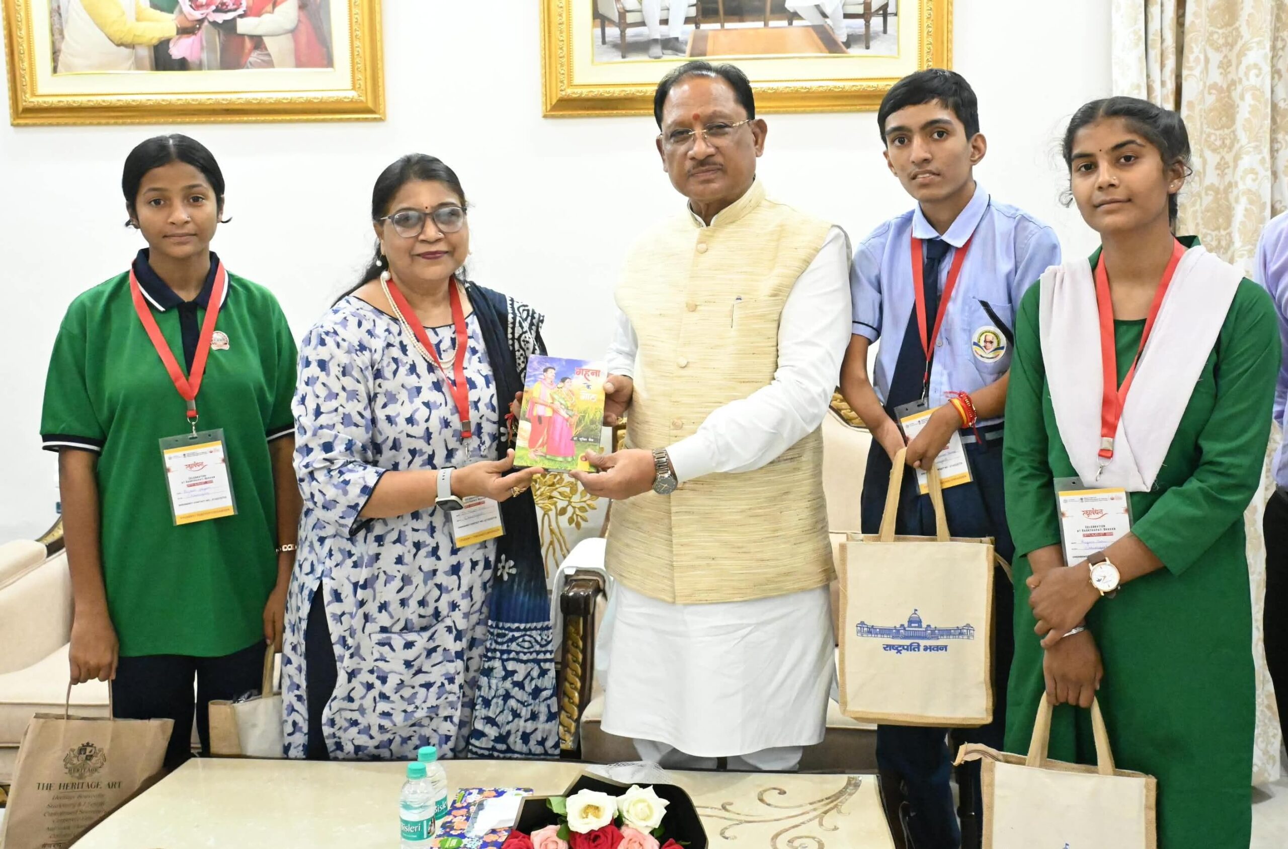 राष्ट्रपति से भेंट कर लौटे प्रतिभावान विद्यार्थियों ने मुख्यमंत्री विष्णु देव साय से की सौजन्य मुलाकात, राष्ट्रपति भवन में छत्तीसगढ़ की प्रतिभा और समृद्ध लोक संस्कृति की विद्यार्थियों ने छोड़ी अमिट छाप 1 IMG 20260901 WA0044 scaled