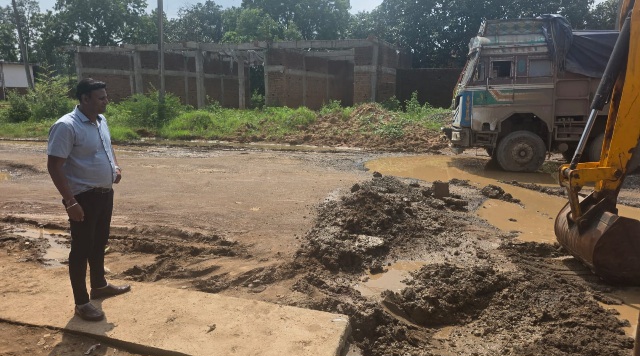 महासमुंद के झलप में नाली जाम की समस्या का त्वरित समाधान, PMGSY विभाग ने जेसीबी से हटवाई फंसी ट्रक और रुकावट, सड़क निर्माण का भेजा गया है प्रस्ताव 1 IMG 20260905 WA0079