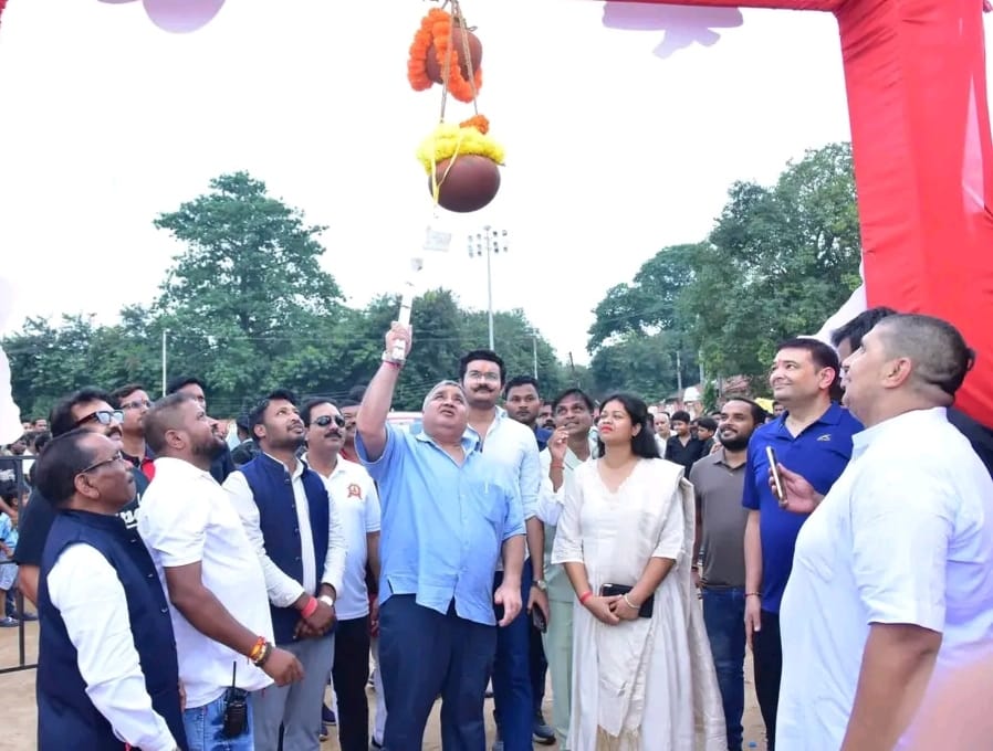 पर्यटन एवं संस्कृति मंत्री राजेश अग्रवाल दही हांडी उत्सव में हुए सम्मिलित, जशपुर के रंजीता स्टेडियम में उमड़ा आस्था और उत्साह का सैलाब, गोविंदाओं ने दिखाया साहस और सामूहिक शक्ति 1 IMG 20260906 WA0012
