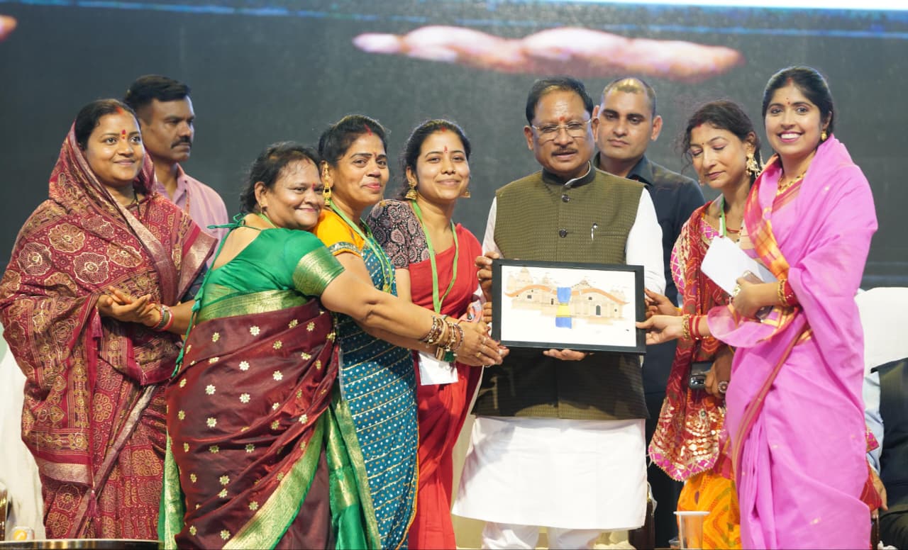 बहतराई स्टेडियम में गूंजा तीजा तिहार का उल्लास, मुख्यमंत्री विष्णु देव साय ने बहनों संग साझा की पर्व की खुशियां, प्रदेश की बहनें आत्मनिर्भरता की नई कहानी लिख रहीं, 13.85 लाख से अधिक महिलाएं बनीं लखपति दीदी - मुख्यमंत्री श्री साय 6 IMG 20260906 WA0015