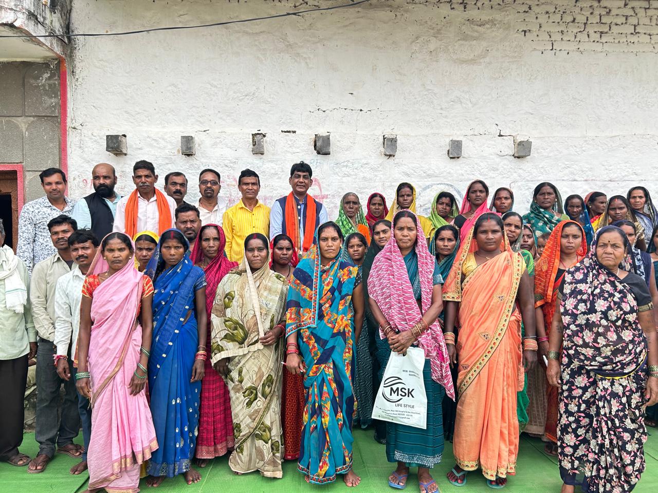 विधायक योगेश्वर राजू सिन्हा ने ग्राम लोहारगांव में किया ग्रामीणों से भेंट-मुलाकात, सुनी समस्याएं 2 IMG 20260906 WA0017