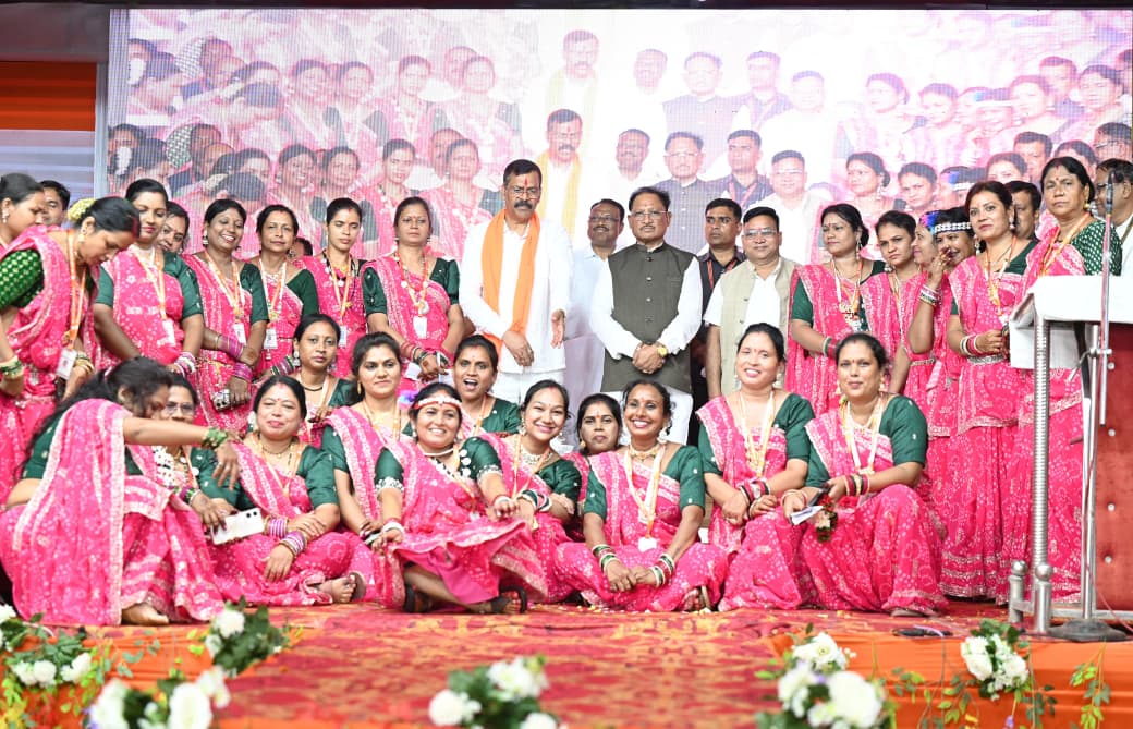 मुख्यमंत्री विष्णुदेव साय मोर माटी सांस्कृतिक संगठन के तीजा-पोरा तिहार कार्यक्रम में हुए शामिल, मुख्यमंत्री ने कबीर नगर में सर्व समाज भवन निर्माण के लिए 50 लाख रुपए देने की घोषणा की 3 IMG 20260907 WA0000