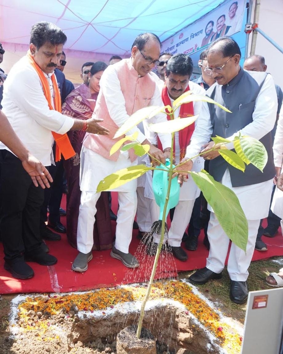‘एक पेड़ माँ के नाम’ अभियान से प्रकृति संरक्षण और मातृ सम्मान का संदेश, केंद्रीय मंत्री शिवराज सिंह चौहान एवं मुख्यमंत्री विष्णु देव साय ने सक्ती के जेठा में किया पौधरोपण 1 IMG 20260912 WA0013