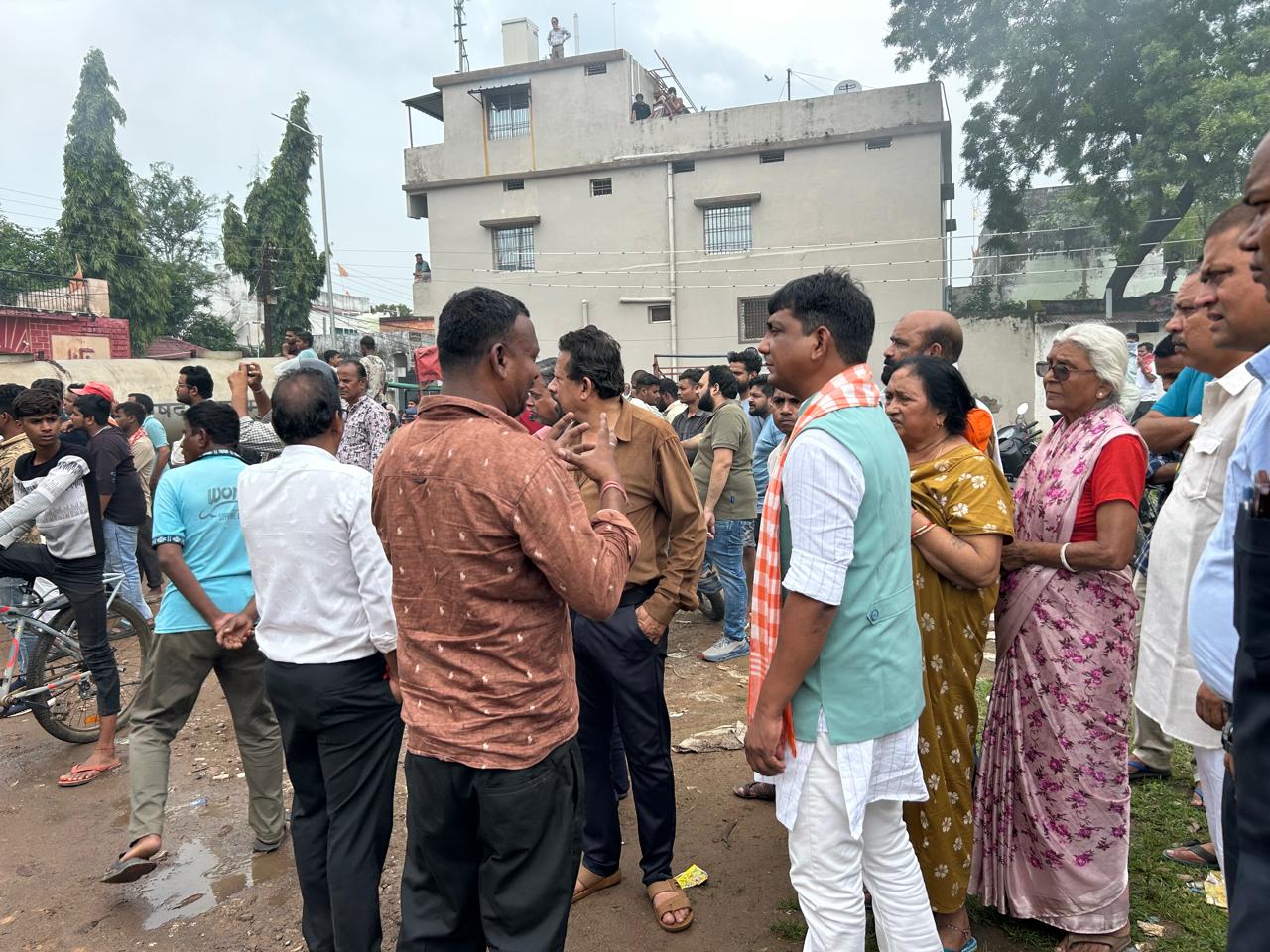 दुकान में आगजनी की घटना, विधायक ने घटनास्थल पहुंचकर स्थिति का लिया जायजा 1 IMG 20260913 WA0014