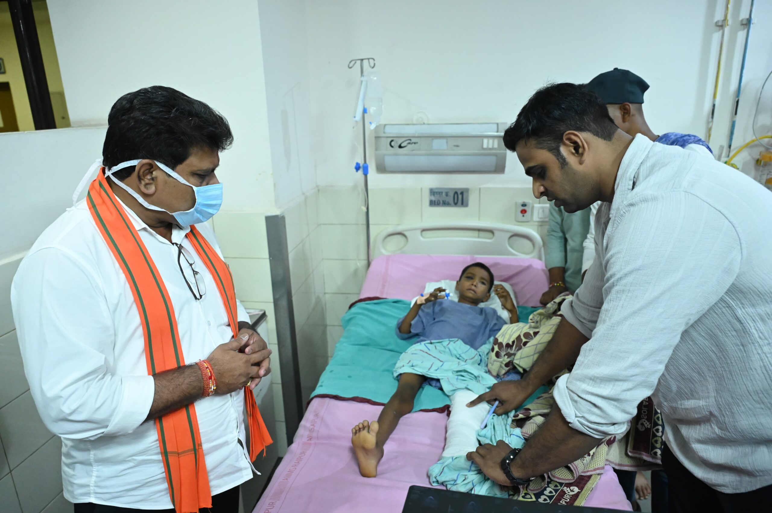 उप मुख्यमंत्री विजय शर्मा ने एम्स रायपुर में महाराष्ट्र सड़क हादसे के घायलों से की मुलाकात 2 IMG 20260916 WA0031 scaled