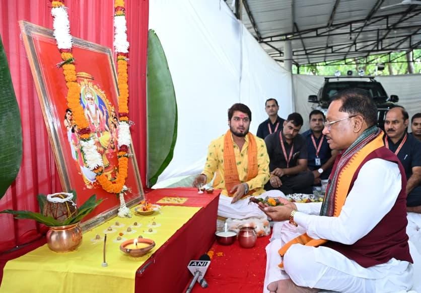 मुख्यमंत्री ने श्रमवीरों, शिल्पकारों, कारीगरों और तकनीकी क्षेत्र से जुड़े लोगों को दी विश्वकर्मा जयंती की शुभकामनाएं, मुख्यमंत्री निवास में भगवान विश्वकर्मा की विधि-विधान से पूजा-अर्चना, प्रदेश की सुख-समृद्धि और खुशहाली की कामना की 3 IMG 20260917 WA0013