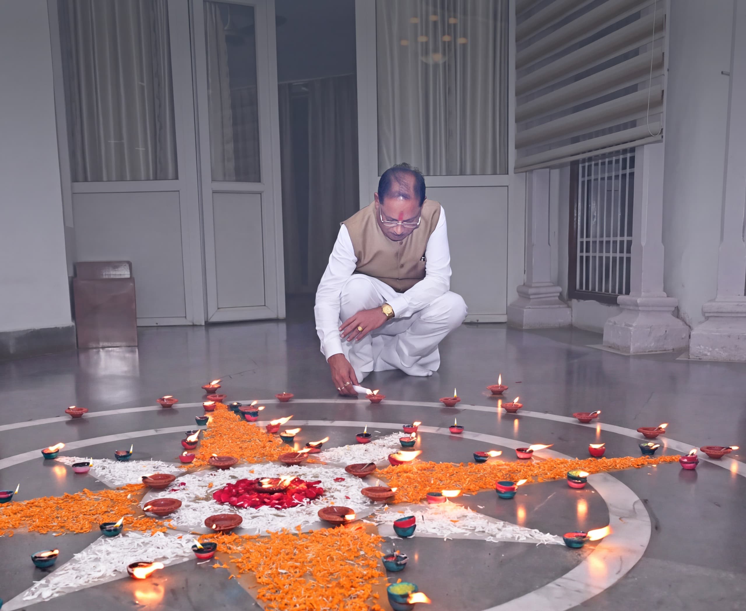 प्रधानमंत्री नरेंद्र मोदी के जन्मदिवस पर मुख्यमंत्री विष्णु देव साय ने अपने निवास पर जलाया ‘आशीर्वाद का दीया’, प्रधानमंत्री नरेंद्र मोदी के स्वस्थ, सुदीर्घ और यशस्वी जीवन की कामना की 2 IMG 20260917 WA0019