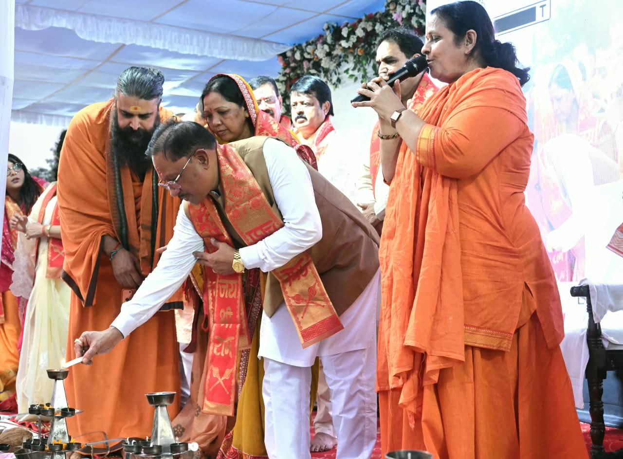 मुख्यमंत्री महादेव घाट में आयोजित विराट दीपोत्सव एवं महाआरती ‘आशीर्वाद का दीया’ कार्यक्रम में हुए शामिल, सवा लाख ‘आशीर्वाद के दीपों’ से जगमगाया खारुन तट, प्रधानमंत्री नरेंद्र मोदी के स्वस्थ और दीर्घायु जीवन के लिए हुई महाआरती, प्रधानमंत्री श्री मोदी के 76वें जन्मदिवस पर 1.25 लाख दीपों से आलोकित हुआ खारुन नदी का पावन तट 2 IMG 20260917 WA0022