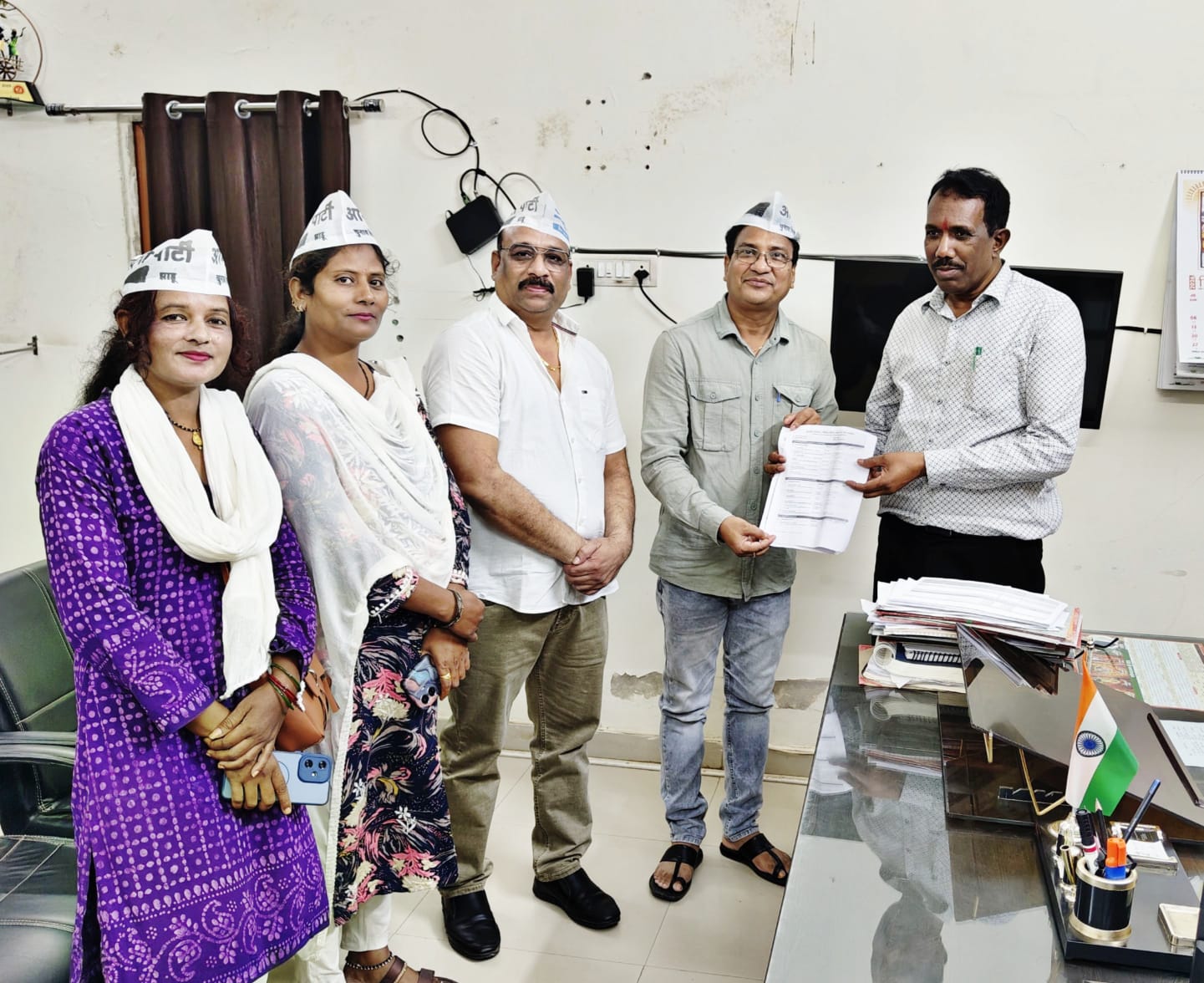 जिला अस्पताल महासमुंद में स्वास्थ्य सुविधाओं की बदहाली का आप नेताओं ने किया निरीक्षण, 49 विषय विशेषज्ञ डॉक्टरों के पदों में 41 पद खाली, एक्स-रे मशीन खराब और रसोई में मिली गंदगी : आप 1 IMG 20260929 WA0028