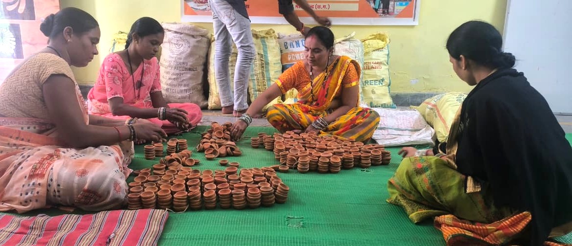 महासमुंद में समूह की दीदियां गढ़ रहीं ‘संकल्प के दीये’’ आशीर्वाद का दीया अभियान से जुड़ीं बिहान की महिलाएं, दीपावली से पहले ही मिली खुशियों की रोशनी 2 No. 52 2