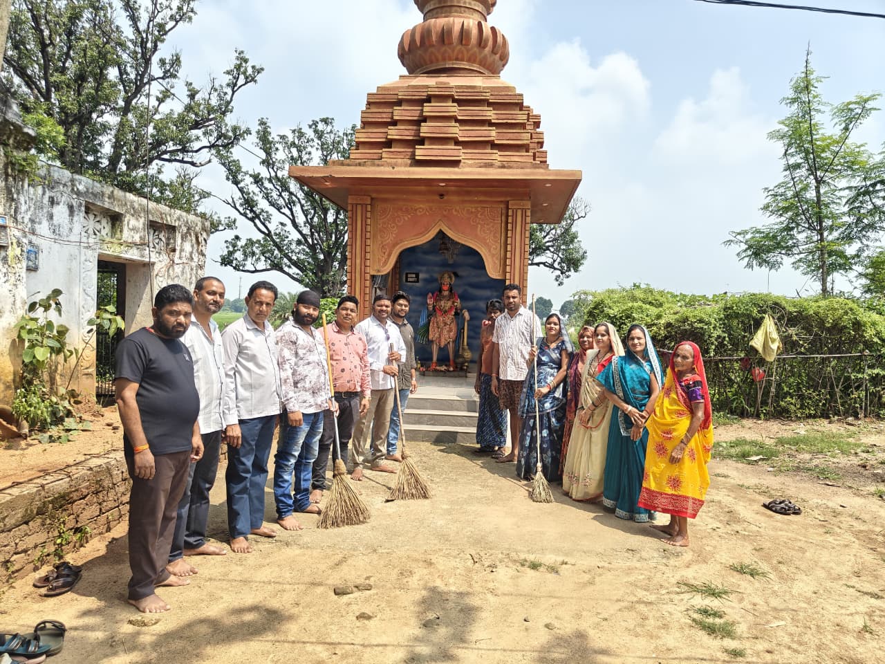 रसोड़ा भालूपतेरा के हनुमान मंदिर व गणेश चौक परिसर में स्वच्छता अभियान चलाया 2 No. 84