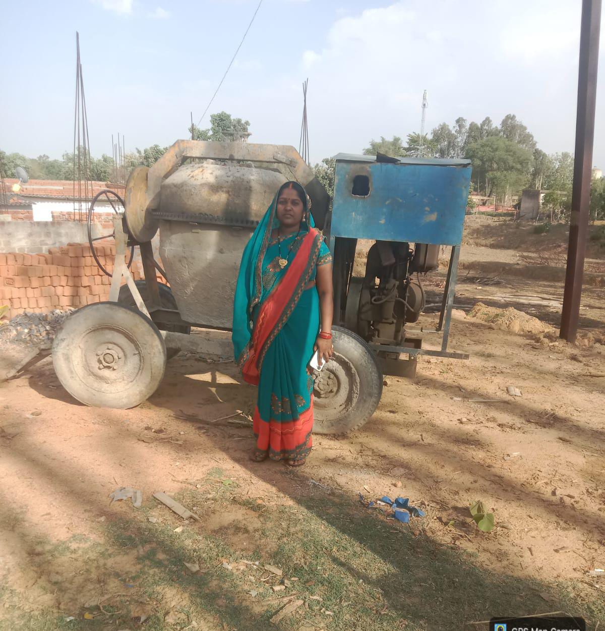 सेंट्रिंग प्लेट, टेंट हाउस, ट्रैक्टर एवं मिक्सर मशीन का संचालन कर रहीं हैं सुमित्राआर्थिक आत्मनिर्भरता और महिला सशक्तिकरण की जीवंत मिसाल बनी 1 1791788891 4c6e917254d80753f94d